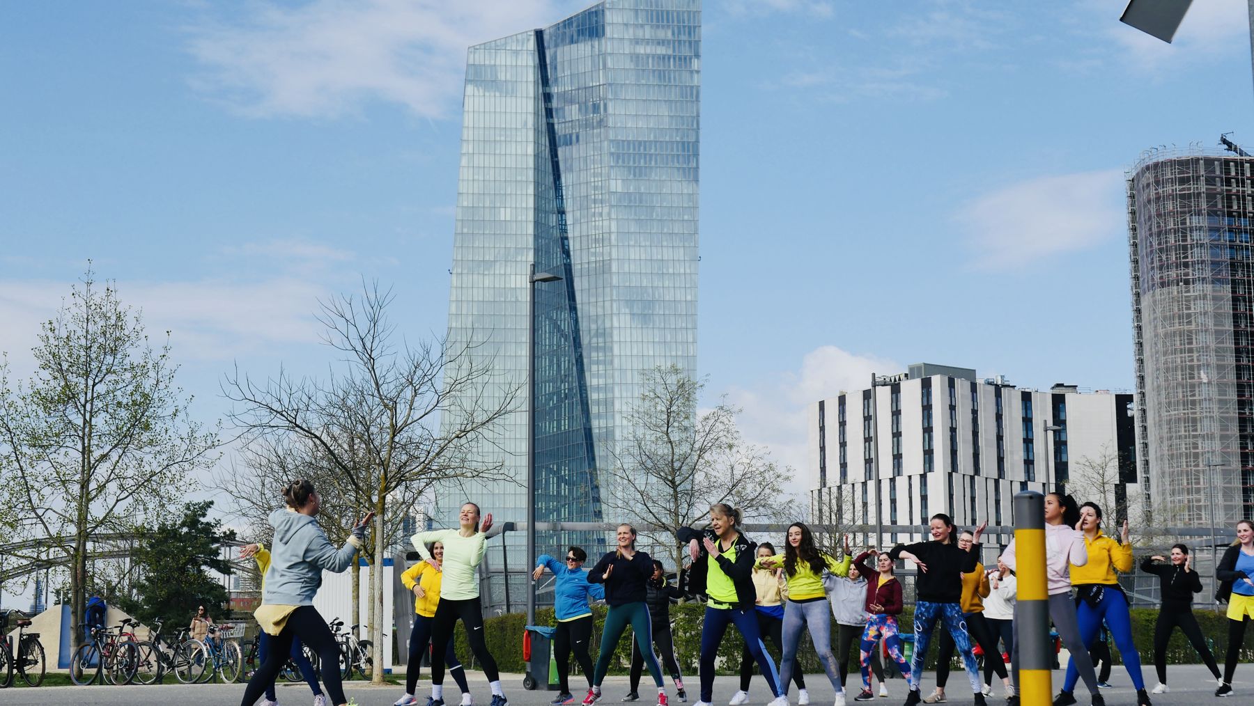 Outdoor-Session mit einer Gruppe vor der Frankfurter Skyline